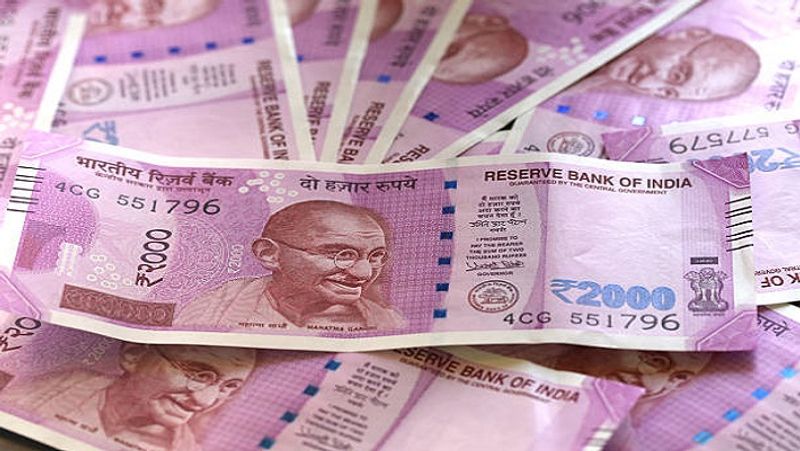 क्या है लोन मोरेटोरियम
कोरोनावायरस महामारी के दौरान आर्थिक संकट के शिकार लोगों को भारतीय रिजर्व बैंक (RBI) ने राहत देने के लिए लोन पर मोरेटोरियम की सुविधा दी थी। इसके तहत लोन लेने वालों की इच्छा पर यह निर्भर था कि वे ईएमआई (EMI) का भुगतान करें या नहीं। लोन मोरेटोरियम की अवधि 31 अगस्त को समाप्त हो चुकी है।
(फाइल फोटो)