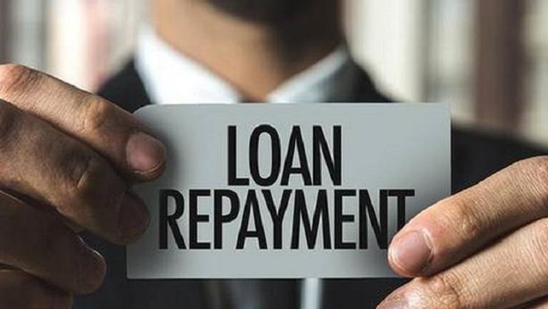 लोन मोरेटोरियम और ईमएमआई
लोन मोरेटोरियम (Loan Moratorium) के जारिए ईएमआई (EMI) भुगतान को कुछ समय के लिए रोका जा सकता है। कोरोनावायरस महामारी के दौरान लोगों के सामने जब बड़े पैमाने पर आर्थिक संकट आया तो रिजर्व बैंक (RBI) की ने लोन मोरेटोरियम की सुविधा दी थी। इसके तहत बैंकों से कर्ज लेने वालों को मार्च से अगस्त तक कर्ज की किस्त चुकाने से छूट मिली थी।
(फाइल फोटो)
