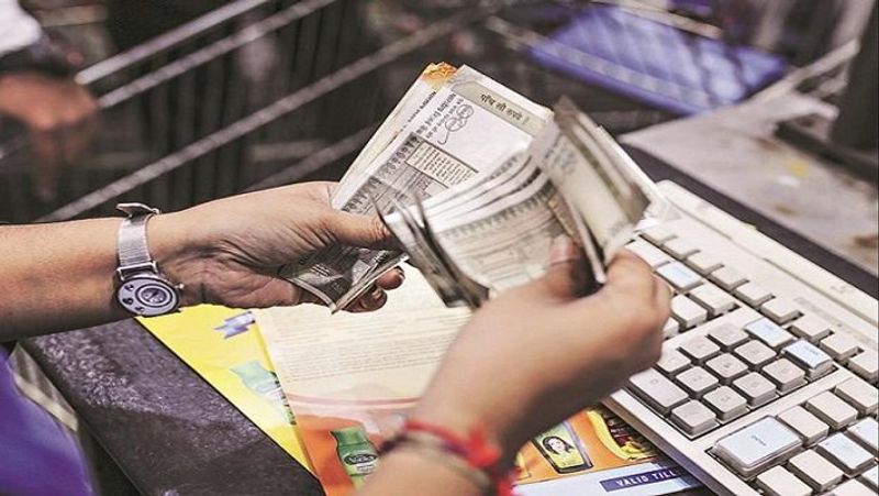 लोन लेने वालों ने की शिकायत
लोन मोरेटोरियम के बाद बैंकों ने अतिरिक्त ब्याज यानी ब्याज पर भी ब्याज लगाना शुरू कर दिया। इसकी शिकायत बैंकों से लोन लेने वाले कस्टमर्स ने की। इसके बाद ही यह मामला सुप्रीम कोर्ट में चला गया।
(फाइल फोटो)