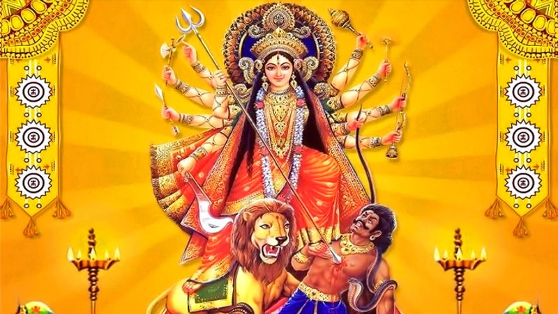 3. इस दिन किसी योग्य पंडित से दुर्गा सप्तशती का पाठ अपने घर में करवाएं। सुख-शांति बनी रहेगी।
