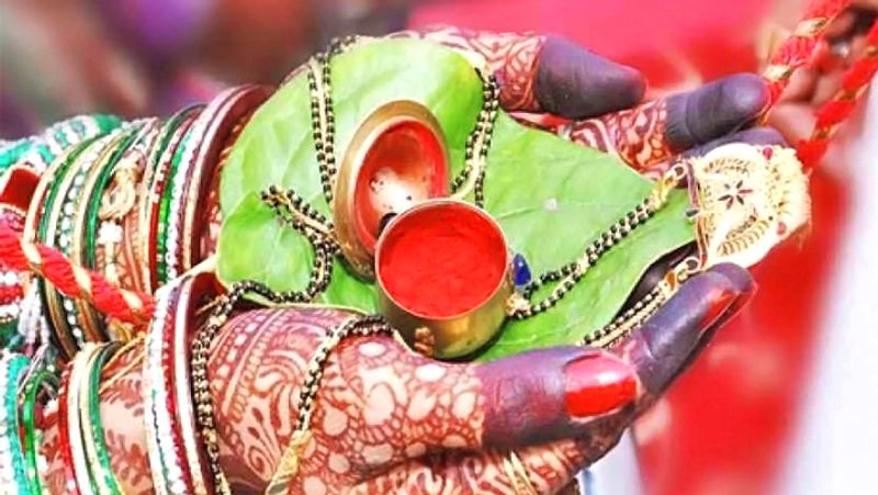 6. 11 सुहागिन स्त्रियों को लाल चूड़ियां व सिंदूर भेंट करें। इससे धन लाभ के योग बनते हैं।
