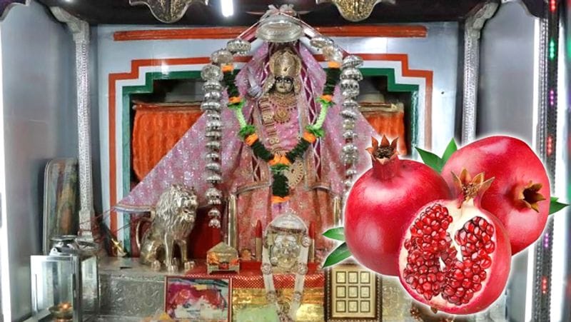7. माता के मंदिर में फल जैसे- केले, अनार, सेव आदि का भोग लगों, बाद में इन्हें गरीबों में बांटे दें।
