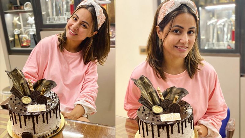 इसके बाद हिना खान (Hina khan) टीवी के चर्चित शो बिग बॉस 11 का 2017 में हिस्सा बनी थीं। इस शो के दौरान ही उन्होंने रॉकी के रिश्ते की बात पहली बार सार्वजनिक तौर पर स्वीकारा था।
