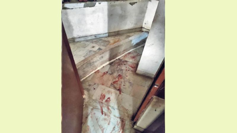 घटना का पता गुरुवार सुबह करीब 10.30 देवेंद्र के बगल में किराये से रहने वाली मनीषा नामक लड़की के जरिये देवेंद्र के बहनोई नरेंद्र को पता चला। इसके बाद पुलिस को बुलाया गया। कमरे में खून भरा पड़ा था।