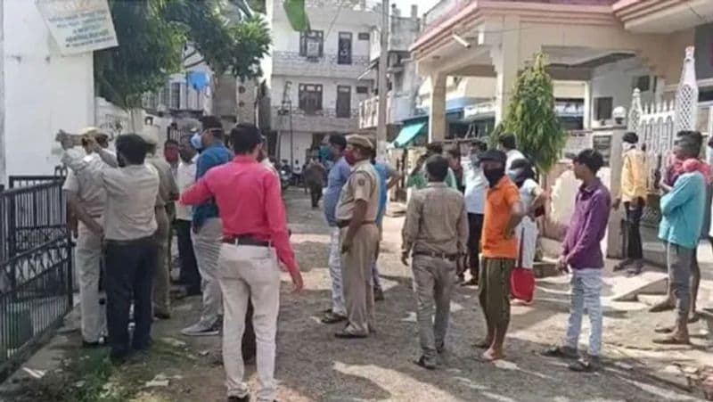 देवेंद्र के मकान मालिक डॉ. एसके जैन ने बताया कि वो 4 साल से किराये से रह रहा था। हालांकि वे ये भी मानते हैं कि कुछ दिनों से कपल के बीच झगड़ा हो रहा था। देवेंद्र के बहनोई नरेंद्र टीचर हैं। वे 1984 में बांसवाड़ा आए थे। इसके बाद 2011 में देवेंद्र को भी बांसवाड़ा बुलवा लिया।