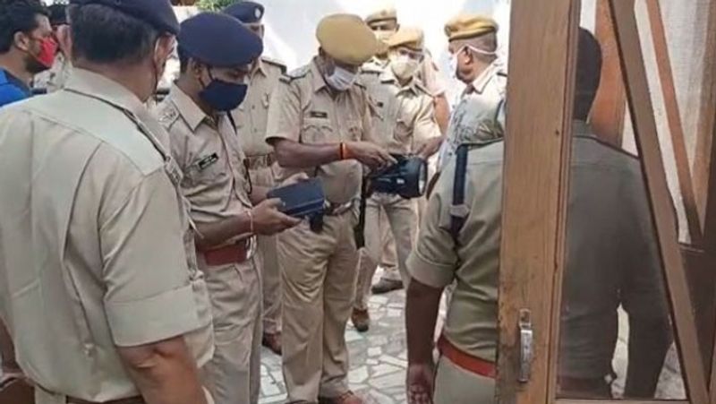 देवेंद्र के पड़ोस में रहने वाली मनीषा कक्षी 6वीं की छात्रा है। उसके पिता नटवरलाल और मां बुधवार को ही अपने गांव खराड़ी गए थे। मनीषा घर में अकेली थी। रात को उसने देवेंद्र और उसकी पत्नी के बीच झगड़े की आवाज सुनी थी। 