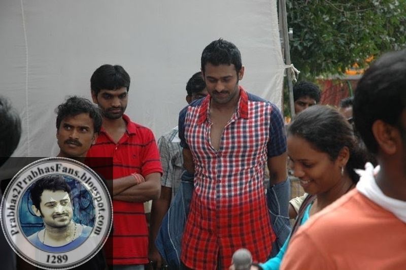 తానే `ఏక్ నిరంజన్` అయ్యాడు.. ఆయనే తెలుగు ప్రేక్షకులకు `డార్లింగ్` అయ్యాడు. ఇలా తాను అన్నింటిలోనూ `మిస్టర్ పర్ఫెక్ట్` అనిపించుకున్నాడు. అంతటితో ఆగలేదు తనలోని `రెబల్` యాంగిల్ని బయటపెట్టాడు. `మిర్చి`తో తనలోని ఘాటెంతో ఇండస్ట్రీకి, అభిమానులకు చూపించాడు. 