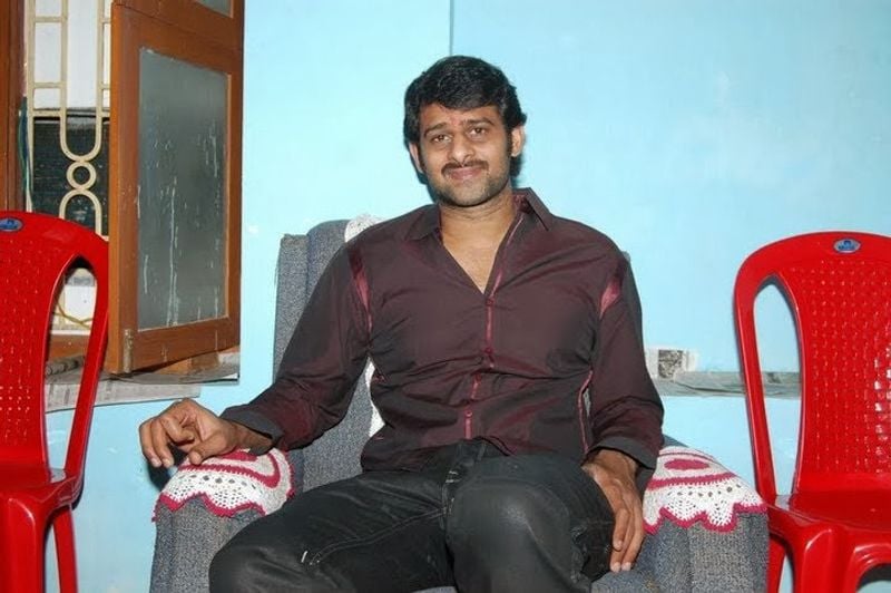 ఇంత చేసినా ప్రభాస్కి సంతృప్తి కలగలేదు. తనలోని నటుడు సంతృప్తి పడలేదు. ఇంకా ఏదో కావాలి. ఇంకా ఏదో చేయాలని తపించాడు. అందుకు సమాధానం దర్శకధీరుడు రాజమౌళి రూపంలో వచ్చాడు. `బాహుబలి` వంటి భారీ చిత్రంతో తన ఇమేజ్ని అంతర్జాతీయ స్థాయికి చేర్చాడు. తన నటనలోని మరో యాంగిల్ని బయటకు తీశాడు. టాలీవుడ్ ఇండస్ట్రీ రికార్డులనే కాదు ఇండియన్ సినిమా రికార్డు లను తిరగరాశాడు. ఇప్పట్లో ఎవరూ దాన్ని టచ్ చేయలేరనేలా కొత్త రికార్డులను సృష్టించాడు. 