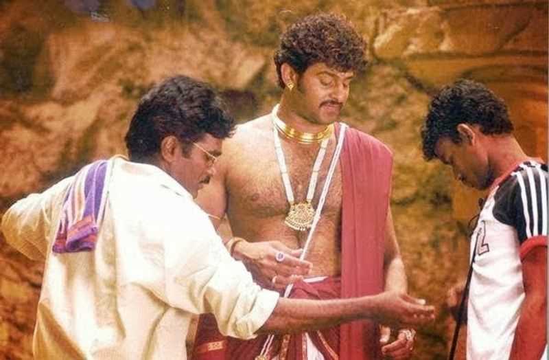 `ఆదిపురుష్`లో ఆయన రాముడిగా కనిపించబోతుండటం ఓ విశేషమైతే, ఇది డైరెక్ట్ బాలీవుడ్ సినిమా కావడం మరో విశేషం. ఇంతగా రాణిస్తున్న ప్రభాస్ నటుడు కావాలని ఏనాడు అనుకోలేదట. హోటల్ నడిపించాలని అనుకున్నాడట. జీవితంలో ఏదీ మనం అనుకున్నట్టు జరగదు.. అలాగే చరిత్రని ఎవరూ కావాలని పనిగట్టుకుని సృష్టించలేరు. అవి ఊహించిన విధంగా, చిన్న ఘర్షణతో, చిన్న సంఘటనతోనే స్టార్ట్ అవుతాయన్నట్టు.. ప్రభాస్ విషయంలోనూ జరిగింది. 