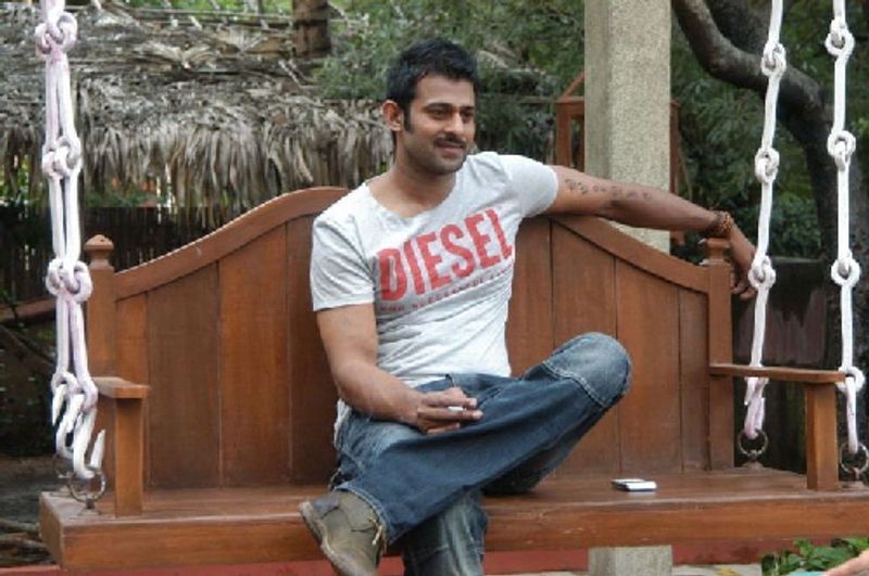 టాలీవుడ్ డార్లింగ్గా, బాహుబలిగా, సాహో స్టార్గా పిలిపించుకుంటున్న ప్రభాస్ 1979 అక్టోబర్ 23న జన్మించారు. ఆయన అసలు పేరు ఉప్పలపాటి వెంకట సూర్యనారాయణ ప్రభాస్ రాజు. రెబల్ స్టార్ కృష్ణంరాజు ఆయనకు పెదనాన్న.
