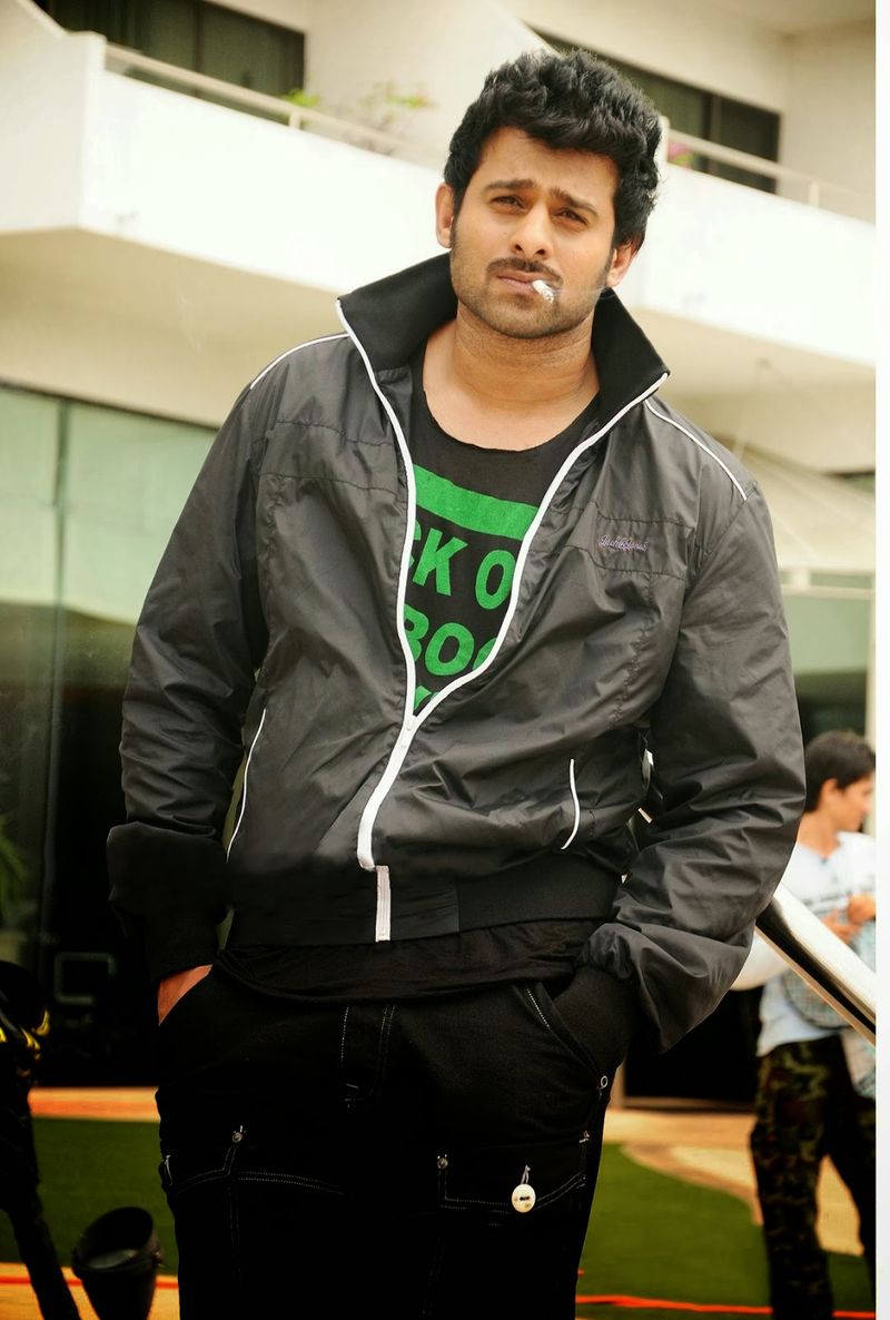 ప్రభాస్కి సిగ్గు ఎక్కువ. ఎవరితోనైనా మాట్లాడాలంటే కాస్త ఇబ్బందిపడతారు. మీడియా ఇంటర్వ్యూల్లో కూడా ఆయన ఇలాంటి ఇబ్బందిని ఫేస్ చేస్తుంటాడు. అయినా సేవలో మాత్రం తన గొప్ప మనసుని చాటుకుంటారు. ఏ ఆపద వచ్చిన కోట్లల్లో విరాళం ప్రకటిస్తూ నిజంగానే `బాహుబలి` అనిపించుకుంటున్నాడు. ఓ వైపు నటుడిగా, మరోవైపు సేవకుడిగా అందనంత ఎత్తుకు ఎదిగిన ప్రభాస్కి మనమూ బర్త్ డే విశెష్ చెబుదాం. 