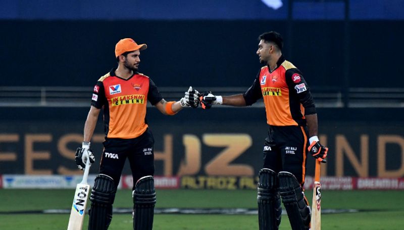 అటు బ్యాటుతోనూ, ఇటు బాల్తోనూ పెద్దగా రాణించని విజయ్ శంకర్, కనీస పరుగులు కూడా చేయకుండా జట్టుకి భారంగా మారాడు. కరోనా వైరస్ బాధితుల కోసం సన్రైజర్స్ రూ.30 కోట్లు ఆర్థిక సాయం ప్రకటించినప్పుడు కూడా ఇలాంటి ట్రోల్స్ వచ్చాయి.