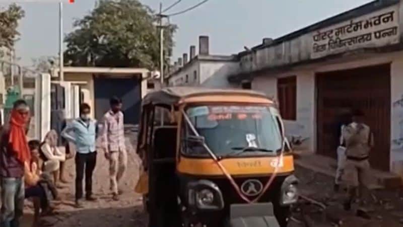 नवरात्र में अकसर ऐसी घटनाएं सामने आती रही हैं। इनमें जीभ काटकर देवी को चढ़ाने के मामले ज्यादा आते हैं। लेकिन इस घटना ने सबको हैरान कर दिया है। बहरहाल, इस मामले में पुलिस ने पोस्टमार्टम के बाद लाश को परिजनों को सौंप दिया। इसके बाद उसका अंतिम संस्कार कर दिया गया। आगे पढ़ें-नागिन-सी लहराते हुए जब गांव में निकली लड़की, अपने प्रेमी से शादी करके ही मानी