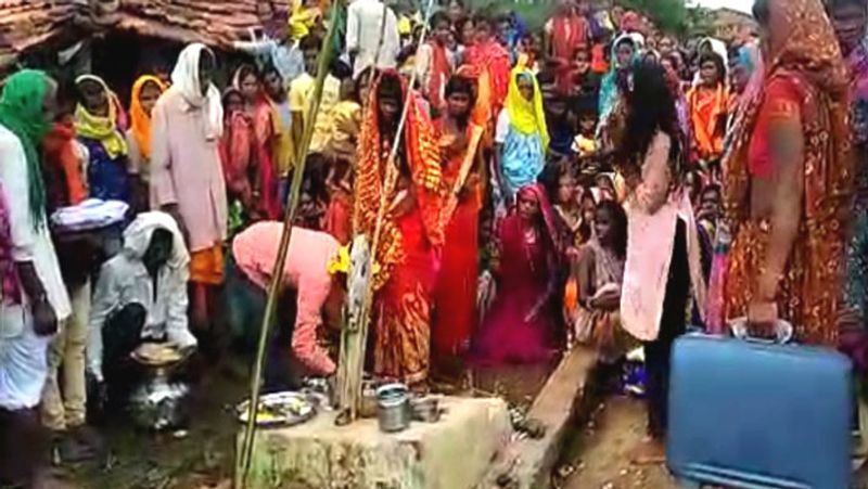 अपनी बेटी की यह हालत देखकर पिता पहले तो घबराया, लेकिन अंधविश्वास ने उसकी आंखों पर भी पट्टी बांध दी। वो भी बेटी की जिद के आगे झुक गया। आगे पढ़ें इसी कहानी के बारे में..
