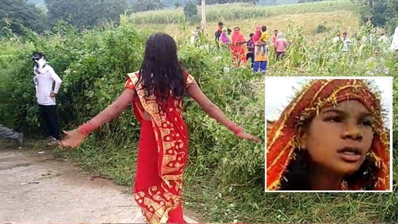 अंधविश्वास का यह मामला सितंबर में मध्य प्रदेश के ही छिंदवाड़ा जिले की धमनिया पंचायत के गांव सित्ताढाना में सामने आया था। इस लड़की ने दावा किया था कि उसे नागपंचमी से सपने में नागदेवता आ रहे थे। इसके बाद वो नागिन-सी (Serpent girl) लहराते हुए दुल्हन की तरह लाल साड़ी पहनकर और सज-धजकर गांव में निकल पड़ी। उसे देखकर गांववाले भी हैरान में पड़ गए। पहले तो वे डरकर यहां-वहां भागने लगे, फिर लड़की की बातों पर भरोसा करके उसकी और नागदेवता की शादी के इंतजाम में जुट गए। आखिरकार गांव के एक मंदिर में स्थापित लोहे के नागदेवता से लड़की की शादी कराई गई। तब कहीं जाकर लड़की ने यह ड्रामा बंद किया। आगे पढ़ें इसी कहानी के बारे में...