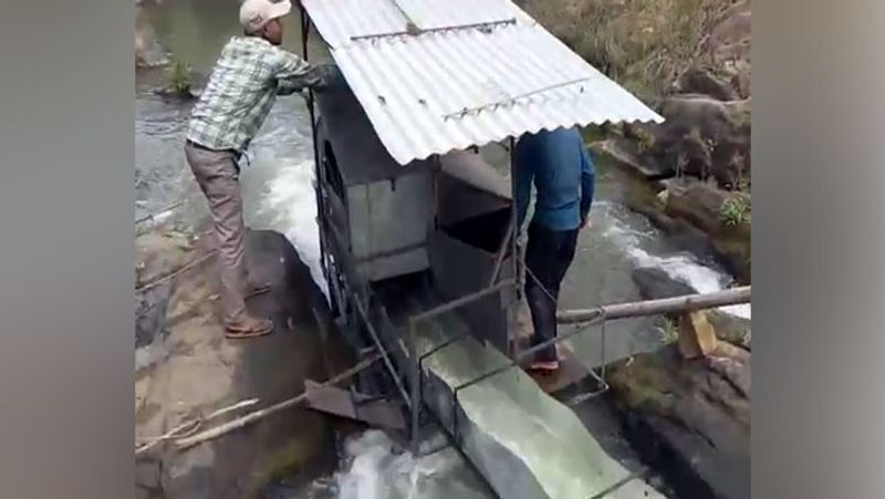 केदार ने सबसे पहले साइकिल के पैडल से बिजली बनाई। फिर हवा के जरिये। इसके बाद नल के पानी से बिजली पैदा की। केदार कहते हैं कि कोशिश करते रहिए, सफलता जरूर मिलेगी। आगे पढ़िए-देसी जुगाड़ से आप भी बना सकते हैं 200 रुपए में 200 वॉट का रूम हीटर, ये चीजें सबके घर में होती हैं
