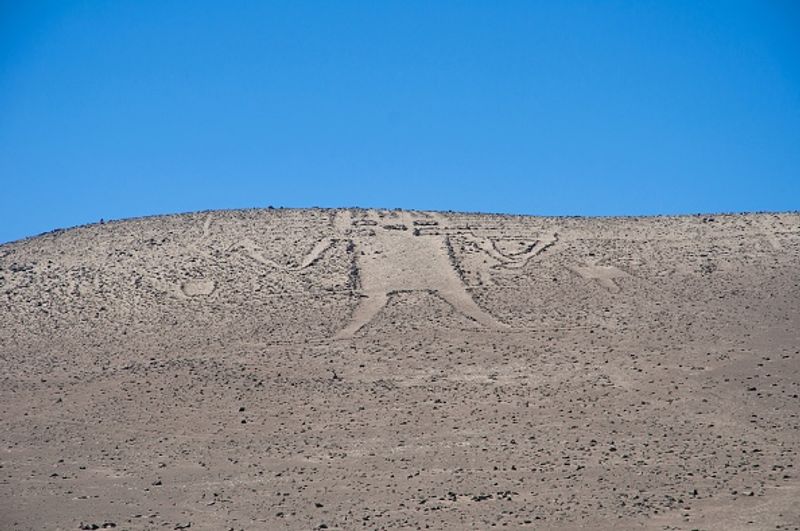 2000 year old geoglyph discovered in peru