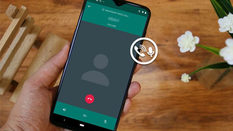 व्हाट्सएप के 'कॉलिंग' (Whatsapp calling) फीचर (वीडियो-ऑडियो) का इस्तेमाल करके ज्यादातर लोग एक - दूसरे से बात करते हैं। ये फीचर आजकल सभी स्मार्ट फोन्स में मिलता है और नॉर्मल फोन में कॉल रेट बढ़ने से लोग ज्यादातर व्हाट्सएप कॉलिंग का ही इस्तेमाल करते हैं।