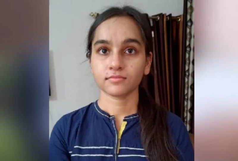 मधुमिता के पिता चाहते थे कि उनकी बेटी आईएएस बने, जो कभी उनका सपना था पर वे पूरा नहीं कर सके। पिता के इस सपने को इस कदर मधुमिता ने अपना मान लिया था कि उन्होंने कैरियर के दूसरे ऑप्शंस के बारे में सोचा ही नहीं। इसमें उनके परिवार का भी पूरा सहयोग रहा। कभी किसी ने शादी करने या लड़की को बाहर भेजने जैसे मुद्दों पर कोई नकारात्मक बात नहीं कही। मधुमिता बाकी सभी चिंताओं और दबावों से मुक्त अपनी पढ़ाई पर फोकस करती थी। अगर शिक्षा की बात करें तो उनकी शुरुआती पढ़ाई पानीपत से ही हुई। इसके बाद उन्होंने बीबीए किया और पब्लिक एडमिनिस्ट्रेशन में एमए भी किया। मधुमिता के घर में माता-पिता के अलावा दो भाई हैं।
