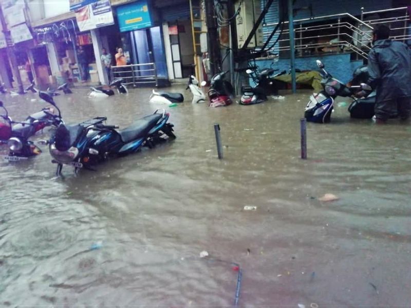Heavy rain lashes out Bengaluru Mah