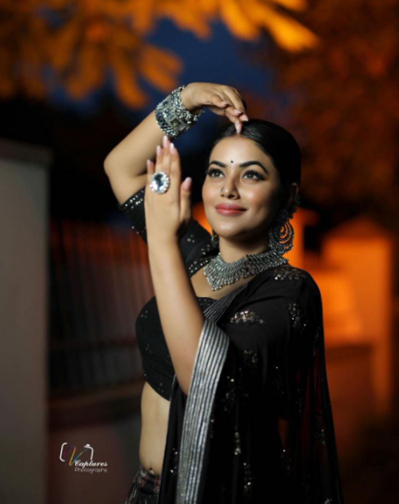 Shamna Kasim act in Sundari film