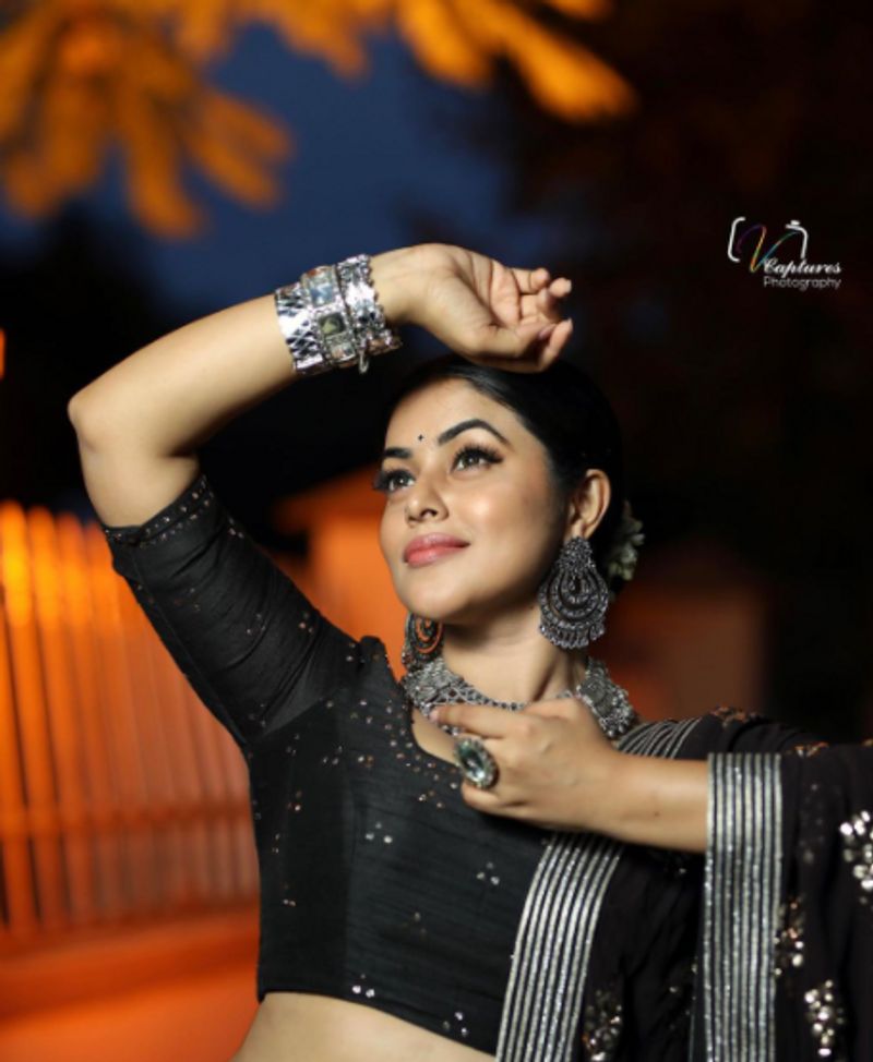 Shamna Kasim act in Sundari film