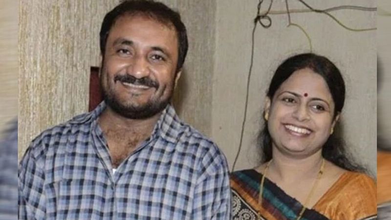 आनंद कुमार गणितज्ञ हैं। आर्थिक रूप से कमजोर छात्रों को फ्री में शिक्षा देने की वजह से उनका नाम लिम्का बुक ऑफ वर्ल्ड रिकॉर्ड में भी दर्ज हुआ है। टाइम पत्रिका ने सुपर 30 को बेस्ट ऑफ एशिया 2010 की सूची में स्थान दिया। 2010 में इंस्टिट्यूट ऑफ रीसर्च एंड डॉक्युमेंटेशन इन सोशल साइंसेस द्वारा एस रामानुजन पुरस्कार मिला। आनंद कुमार को उनके काम की वजह से भी देश में तमाम तरह के सम्मान से नवाजा गया।
