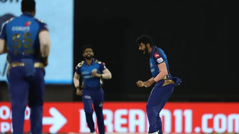 వీరితో పాటు ఐపీఎల్లో అత్యధిక వికెట్లు తీసిన బౌలర్గా ఉన్న లసిత్ మలింగాను పేసర్ను ఎంచుకున్నాడు. భారత బెస్ట్ బ్యాట్స్మెన్, బౌలర్లకు తన జట్టులో చోటు కల్పించిన జోస్ బట్లర్... ఐపీఎల్లో అత్యధిక పరుగులు చేసిన ప్లేయర్లుగా ఉన్న సురేశ్ రైనా, శిఖర్ ధావన్లను పట్టించుకోలేదు.