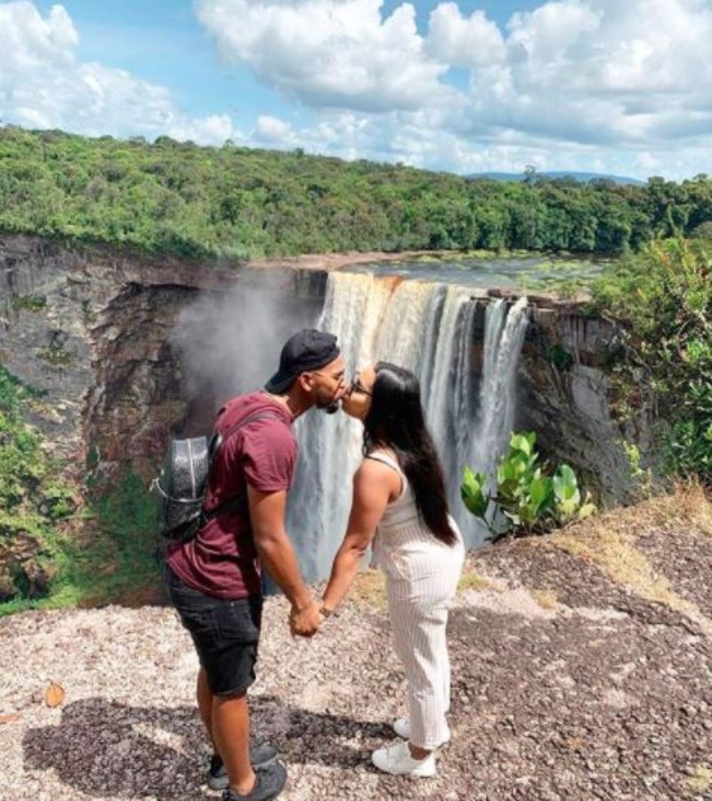 নিকোলাস পুরান ও তার বান্ধবী ক্যাথরিনা তাদের ঘনিষ্ঠ মুহূর্তের রোমান্টিক ছবিও সোশ্যাল মিডিয়ায় শেয়ার করেন। যা খুবই পছন্দ করেন পুরানের ফ্যানেরা।