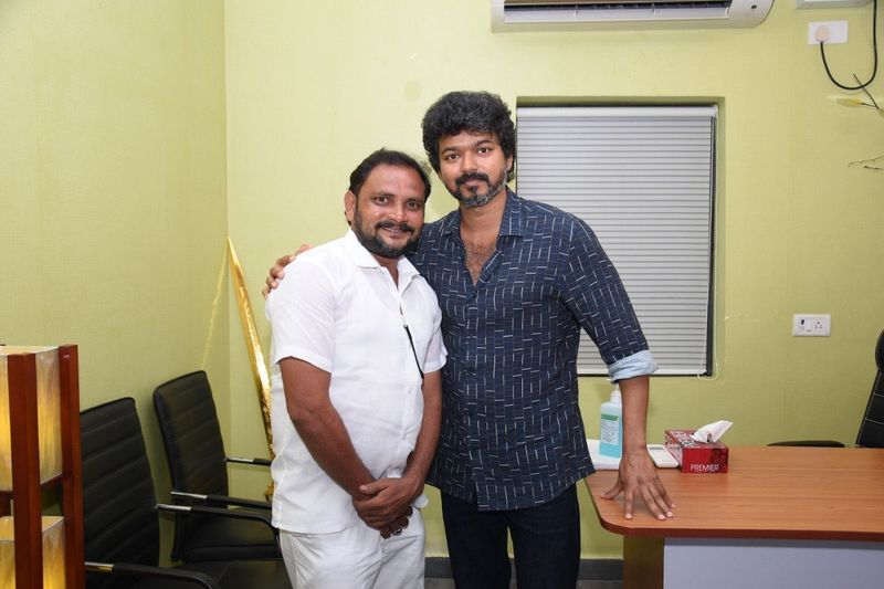 pictures of vijay with his fans trending on twitter