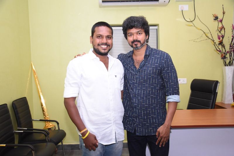 pictures of vijay with his fans trending on twitter