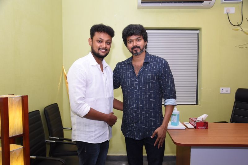 pictures of vijay with his fans trending on twitter