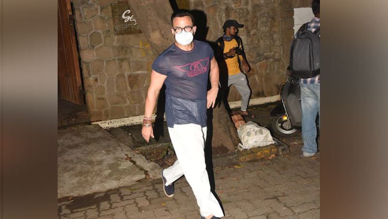 इस दौरान सैफ अली खान व्हाइट पजामा और ट्रांसपेरेंट ब्लू टी शर्ट में नजर आए। उन्होंने भी चेहरे पर मास्क पहन रखा था।
