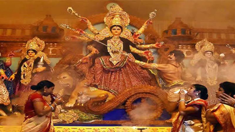 नवरात्रि में भक्त माता को प्रसन्न करने नौ दिन तक व्रत करते हैं। व्रत के दौरान अधिकतर लोग अपने खाने का ध्यान नहीं रखते, इसलिए जब 9वें दिन वो व्रत खोलते है, तो उनकी तबियत अचानक खराब हो जाती है।