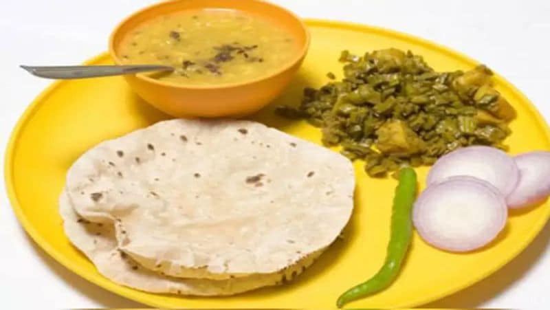 9 दिन के बाद एकदम से खाने में रोटी शामिल नहीं करनी चाहिए। सब्जी और सलाद की मात्रा में रोटी कम खानी चाहिए। धीरे-धीरे आप रोटी की संख्या बढ़ाकर अपने पहले वाली डाइट फॉलो कर सकते हैं।