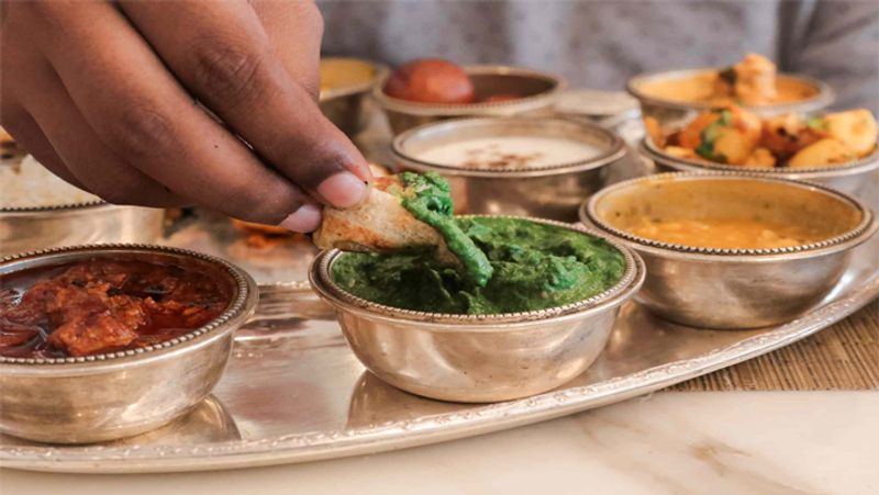 कई लोगों को लगता है कि 9 दिन व्रत करके उनका वजन कम हो जाएगा, जबकि व्रत के दौरान कई घंटों तक भूखा रहने के बाद न चाहते हुए भी लोग ओवर ईटिंग कर लेते है, जिससे उनका वजन और बढ़ जाता है। उपवास का असली फायदा फलाहार में ही है, इसलिए हेल्दी चीजों का सेवन करना चाहिए।