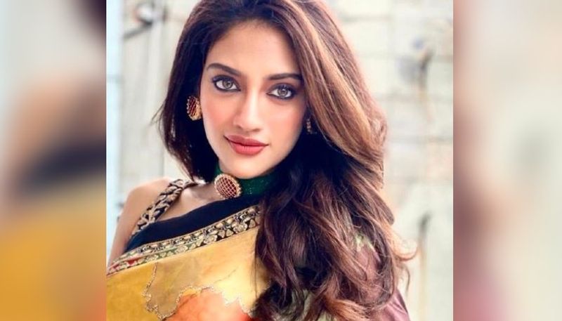 <p>নুসরতের সঙ্গে যে এত চর্চা তা এড়াতেই কি এই সিদ্ধান্ত নিলেন নিখিল।</p>