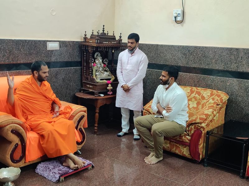 Nikhil Kumaraswamy Visit Pattanayakanahalli Mutt in Sira grg