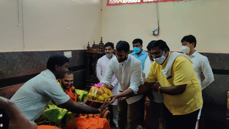 Nikhil Kumaraswamy Visit Pattanayakanahalli Mutt in Sira grg