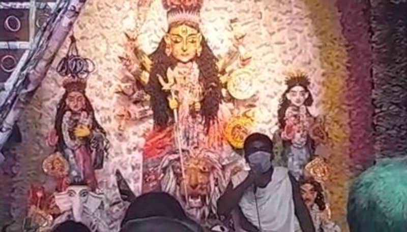 Visitors go out to see the best Durga pujo in Kolkata RTB