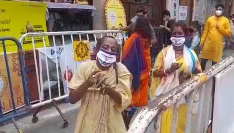 Visitors go out to see the best Durga pujo in Kolkata RTB