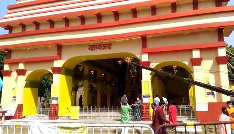 Visitors go out to see the best Durga pujo in Kolkata RTB