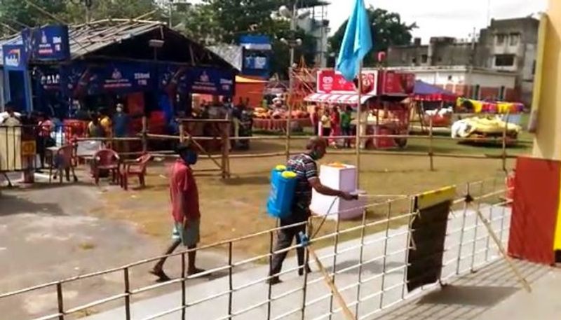 Visitors go out to see the best Durga pujo in Kolkata RTB