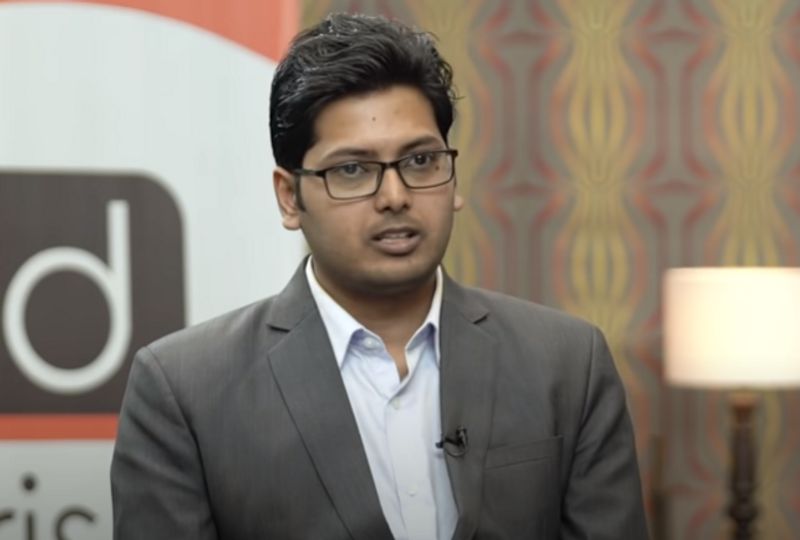 इस एक घटना से धीरज इतने परेशान और दुखी हुए कि उन्होंने अफसर बनने की ठान ली। उन्होंने सोचा कि जब एक डॉक्टर की अधिकारी नहीं सुन रहे, तो भला आम आदमी की क्या सुनेंगे। इसके बाद उन्होंने यूपीएससी में जाने का मन बनाया। इस परीक्षा को पास करने में उन्हें काफी संघर्ष करना पड़ा। क्योंकि माता-पिता बेटे के लाखों की नौकरी छोड़ पढ़ाई करने की बात पर राजी नहीं थे।
