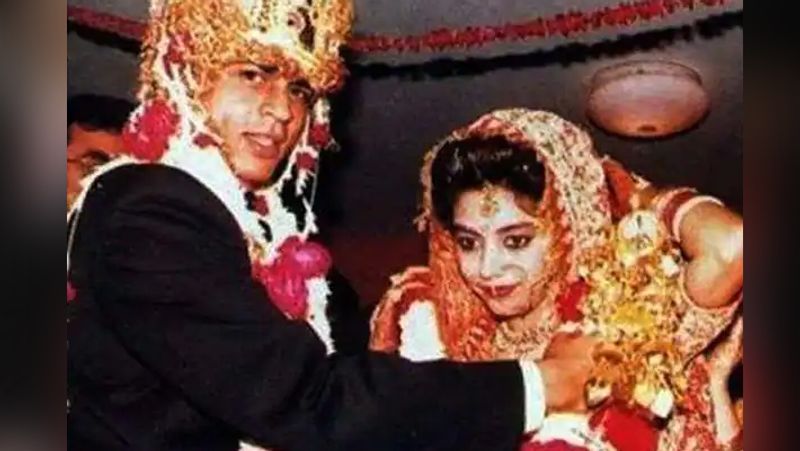 इसी दौरान शाहरुख को याद आया कि उन्हें हेमा मालिनी को अपने मुंबई आने की खबर देनी चाहिए। दरअसल, शादी के समय शाहरुख, हेमा की फिल्म 'दिल आशना है' की शूटिंग कर रहे थे। जैसे ही शाहरुख ने हेमा मालिनी को बताया कि वो मुंबई आ गए हैं तो उन्होंने तुरंत शाहरुख को शूटिंग पर बुला लिया।