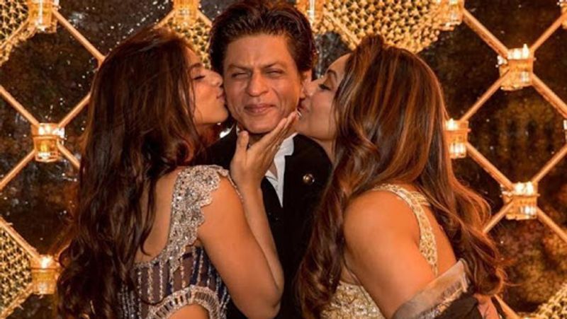 बेटी सुहाना खान और पत्नी गौरी खान, शाहरुख खान को किस करते हुए। बता दें कि कपल के तीन बच्चे हैं। 