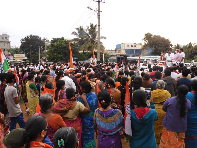 KPCC President D K Shivakumar Talks Over Munirathna grg
