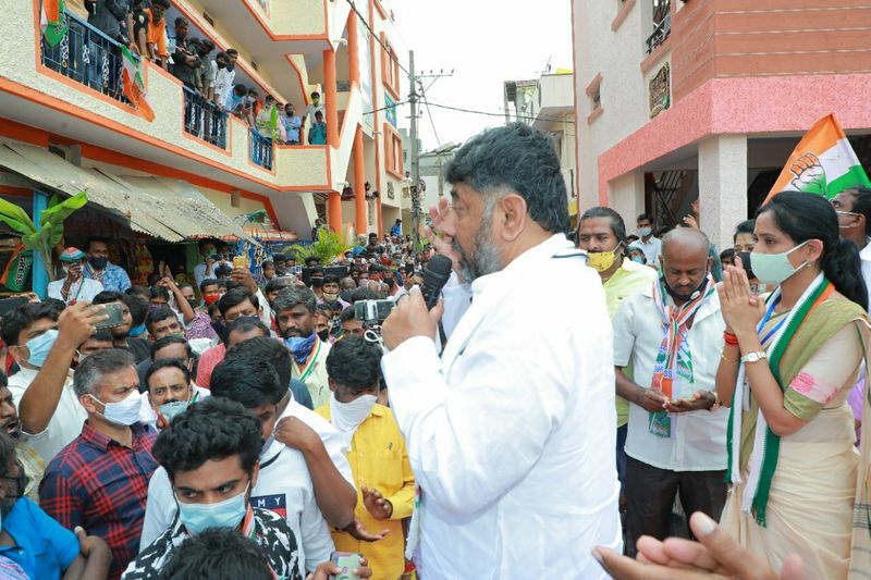 KPCC President D K Shivakumar Talks Over Munirathna grg
