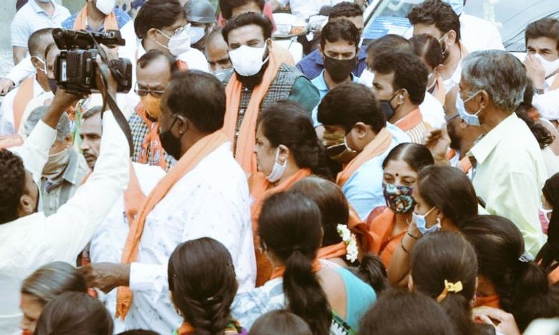 Minister Sriramulu Campaign in RR Nagar in Bengaluru grg