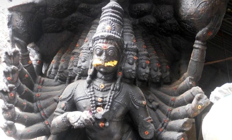 घूंघट में रहती हैं महिलाएं
बता दें कि इस क्षेत्र के नामदेव समाज के लोग इस परंपरा को पिछले 400 सालों से निभाते चले आ रहे हैं। जहां वह रावण की पत्नी मंदोदरी को अपनी बेटी मानते हैं। जिस कारण यहां की महिलाएं रावण को अपना दामाद यानि जमाई मानती हैं। इसलिए इस दिन वह रावण के सामने आते ही सिर पर घूंघट डाल लेती हैं।